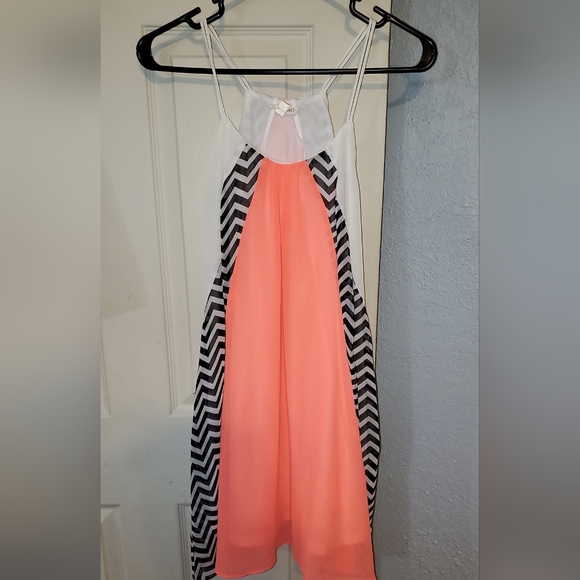 Dresses - Picture 3 of 7